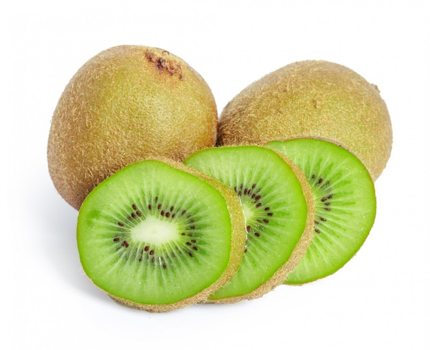 kiwis aislados en blanco