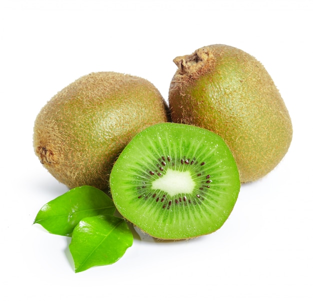 kiwis aislados en blanco