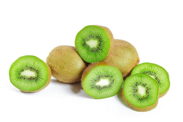 Kiwis aislados en blanco