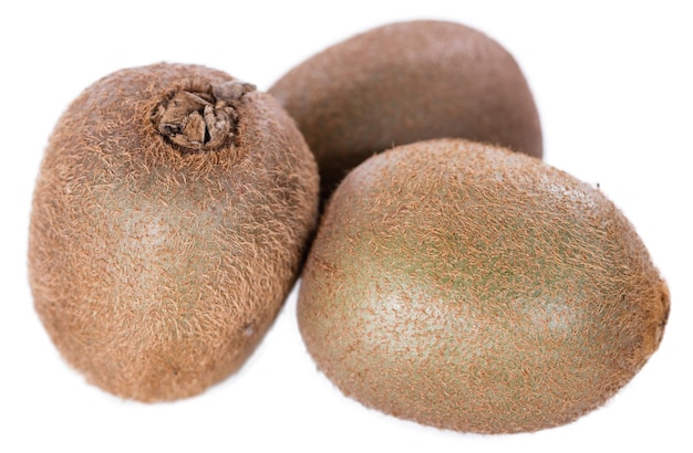 Kiwis aislados en blanco