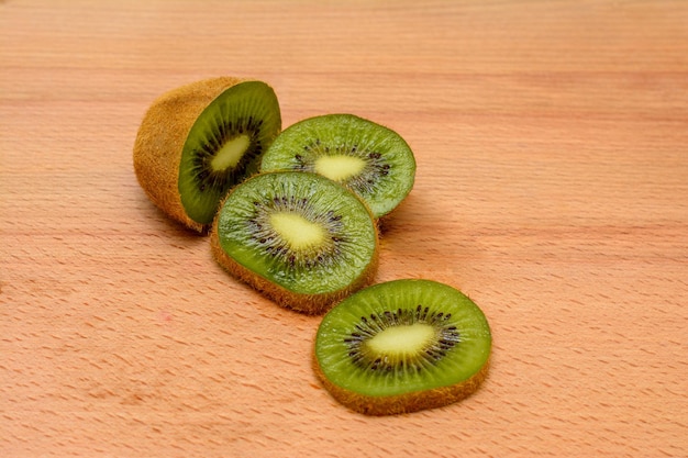 Kiwis auf braunem Holzhintergrund