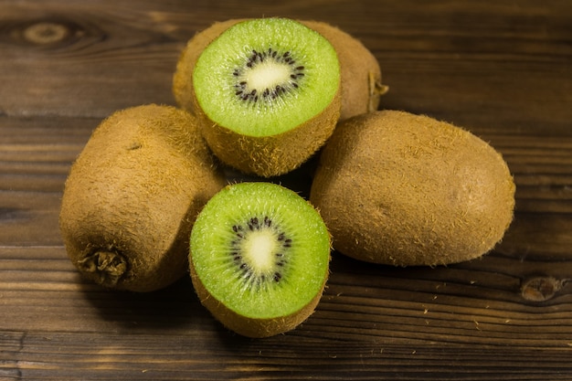 Kiwis auf Holztisch