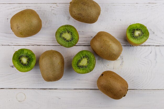 Kiwis auf weißem Holztisch. Ansicht von oben