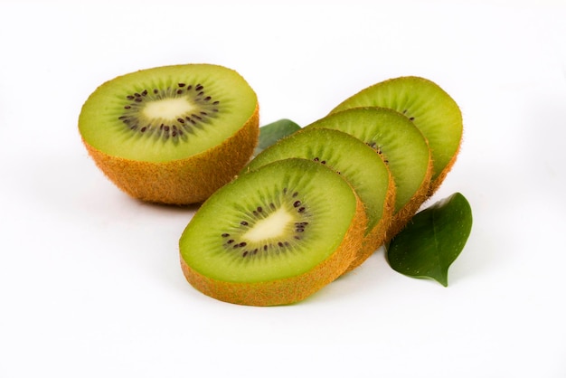 Kiwis com folhas verdes em um fundo branco