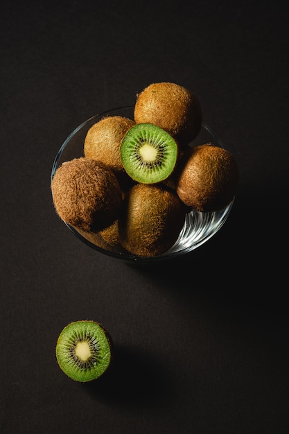 Kiwis cortados metade na tigela de vidro, vista de ângulo