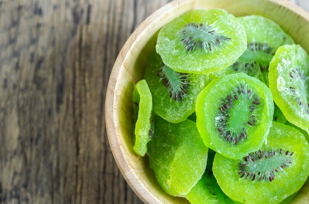 Kiwis deshidratados en un tazón de madera, kiwis secos