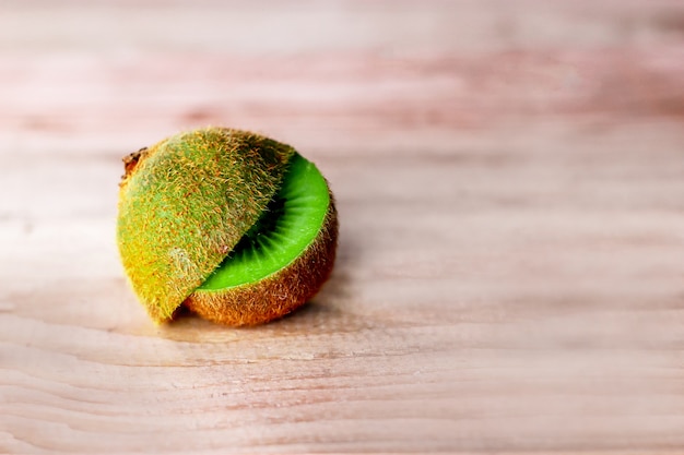 Kiwis e casca cortada no chão de madeira