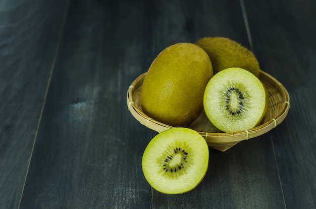 Kiwis e fatiado com cesta de bambu