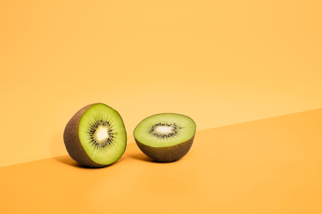 Kiwis em fundo bicolor