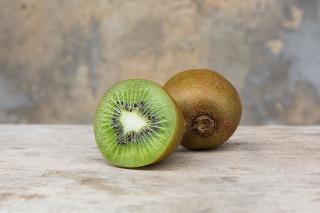 Kiwis em fundo de madeira