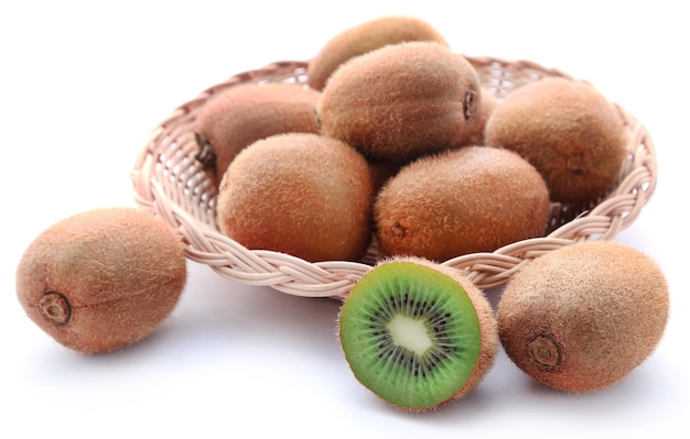 Kiwis em uma cesta sobre fundo branco