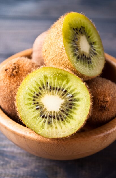 Kiwis em uma tigela