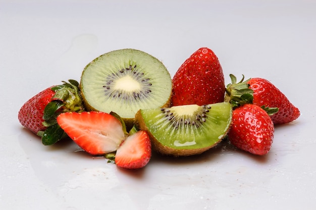 Kiwis y fresas aislado sobre fondo blanco.