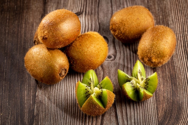 Kiwis frescos em cima da mesa