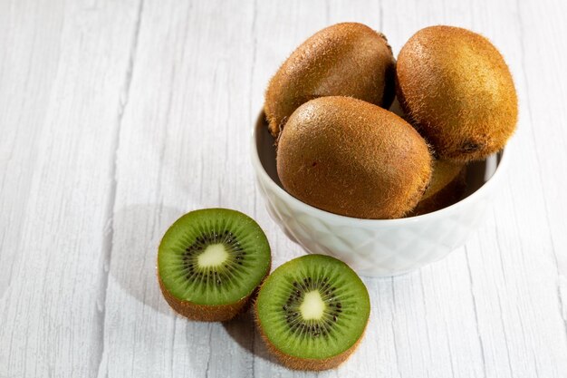 Kiwis frescos em cima da mesa