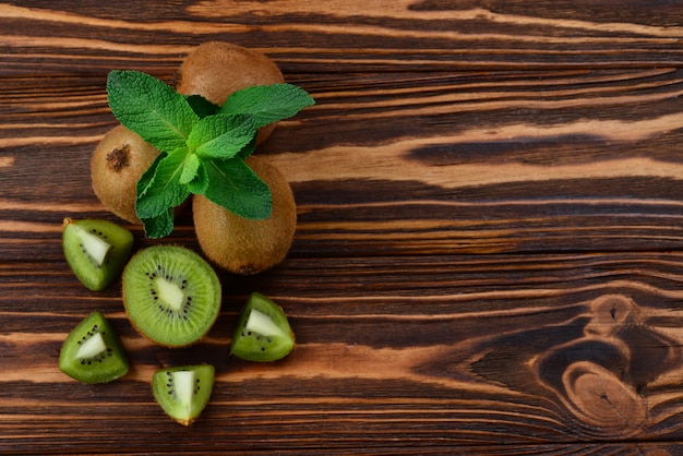 Kiwis frescos em uma mesa de madeira. Espaço para texto ou design.