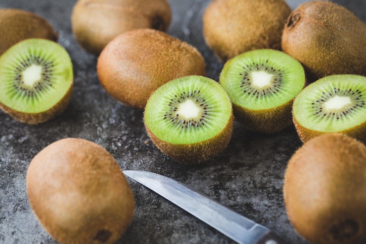 Foto kiwis frescos na mesa