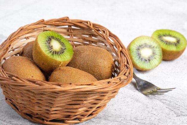 Kiwis frescos y saludables