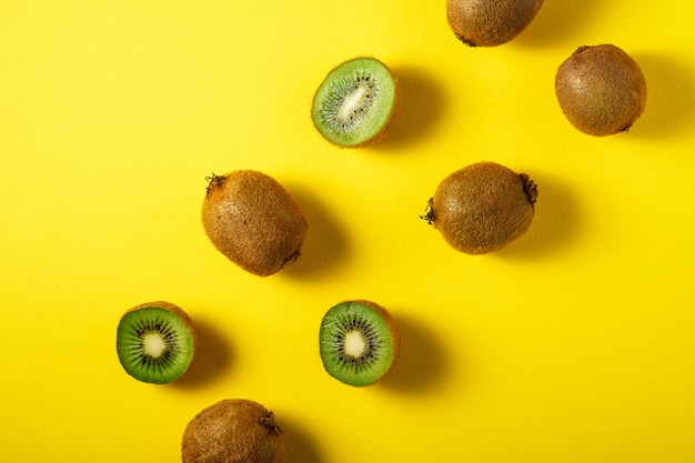 Kiwis halb geschnitten auf leuchtendem Gelb