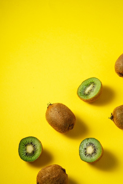 Kiwis halb geschnitten auf leuchtendem Gelb