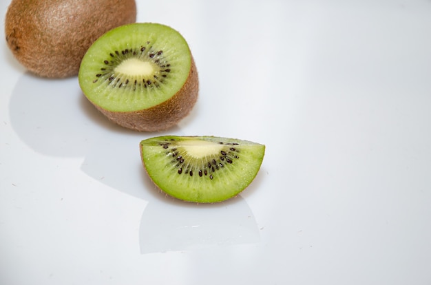 Kiwis in Stücke geschnitten kochen weiß