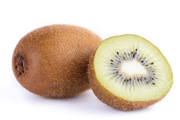 Kiwis inteira e metade em fundo branco