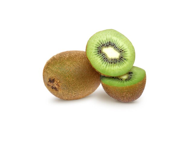 Kiwis inteiro maduro e meio kiwis isolado no fundo branco