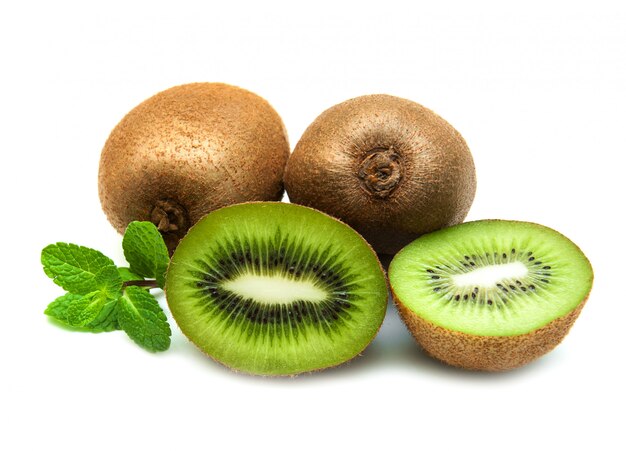 Kiwis isolado no branco