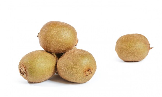 kiwis isolados no branco