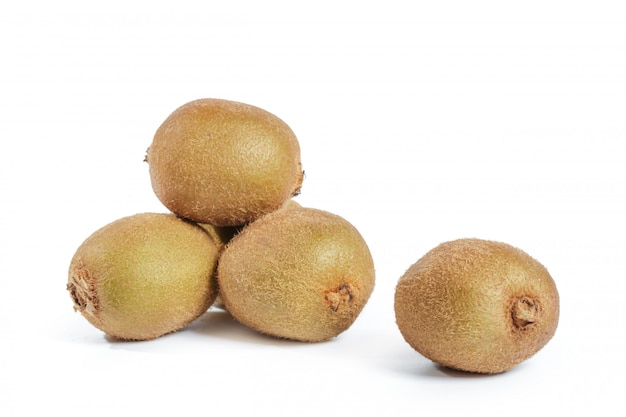 kiwis isolados no branco