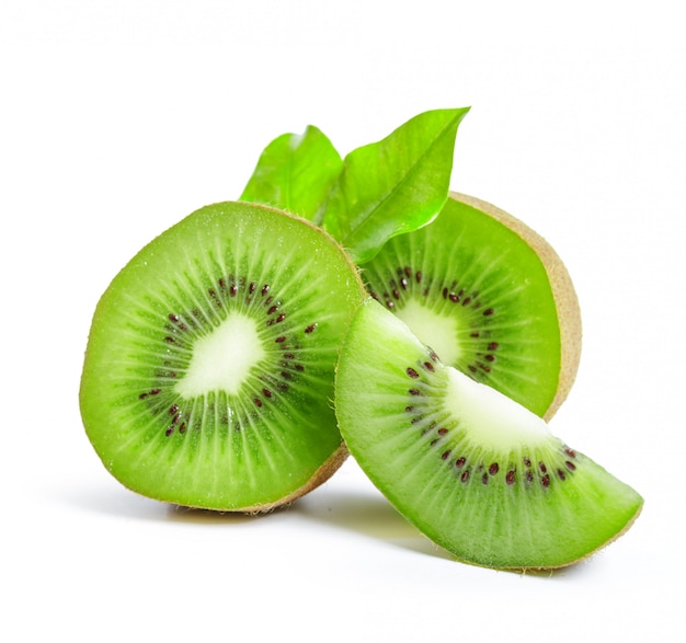 kiwis isolados no branco