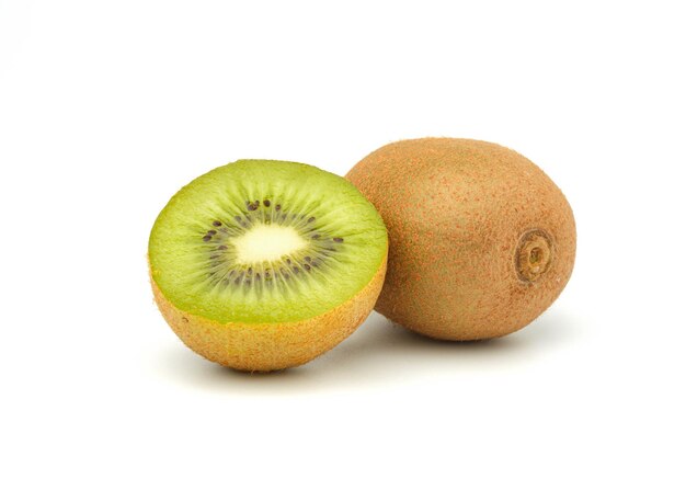 Kiwis isolados no fundo branco