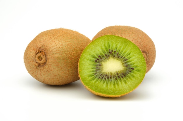 Kiwis isolados no fundo branco