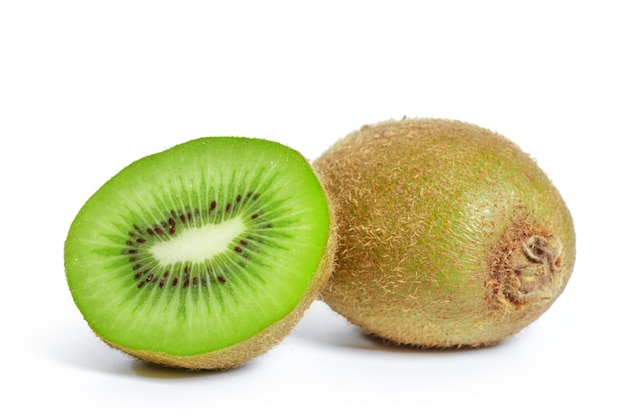 Kiwis, isoliert auf weiss