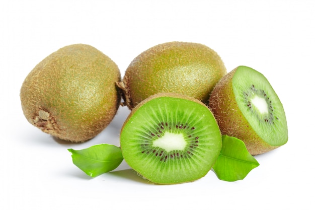 Kiwis, isoliert auf weiss