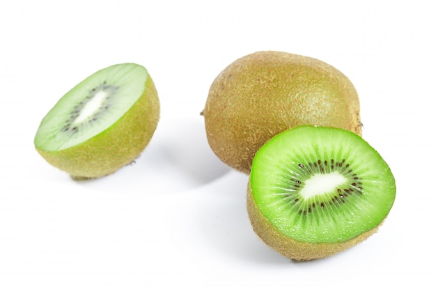 Kiwis, isoliert auf weiss