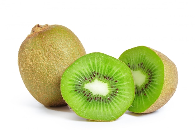 Kiwis, isoliert auf weiss