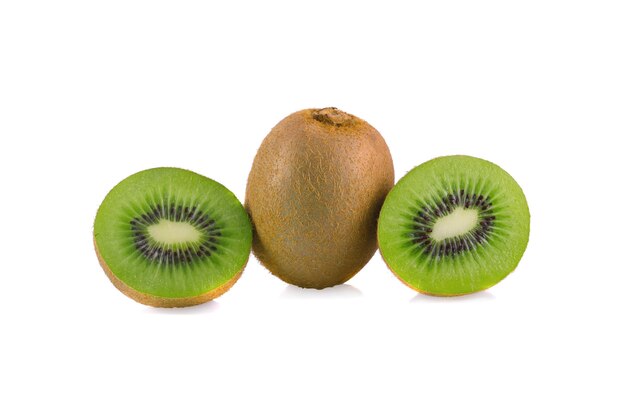 Kiwis isoliert auf weiss