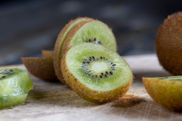 Kiwis lavados y cortados en trozos