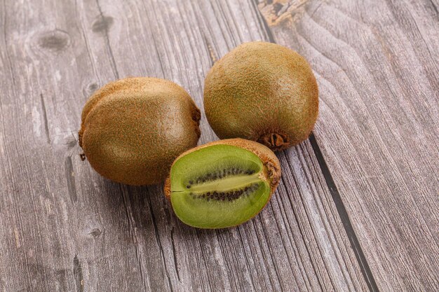 Kiwis maduros e suculentos doces