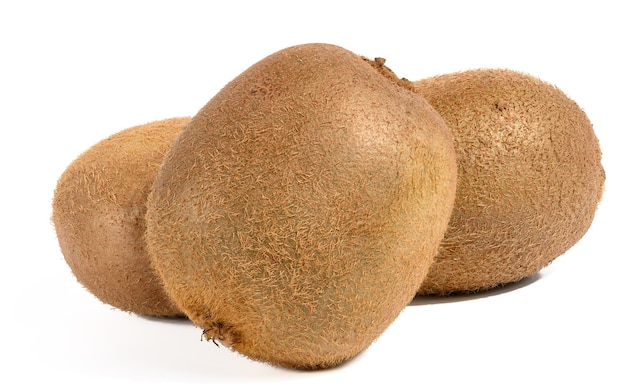 Kiwis maduros em um fundo branco e isolado