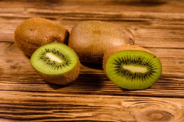 Kiwis maduros en mesa de madera rústica