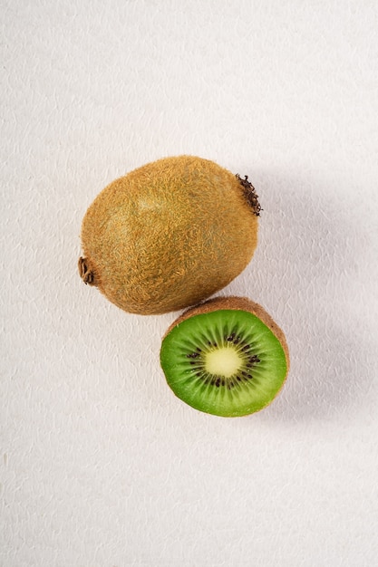 Kiwis, meio fatiado, vista superior