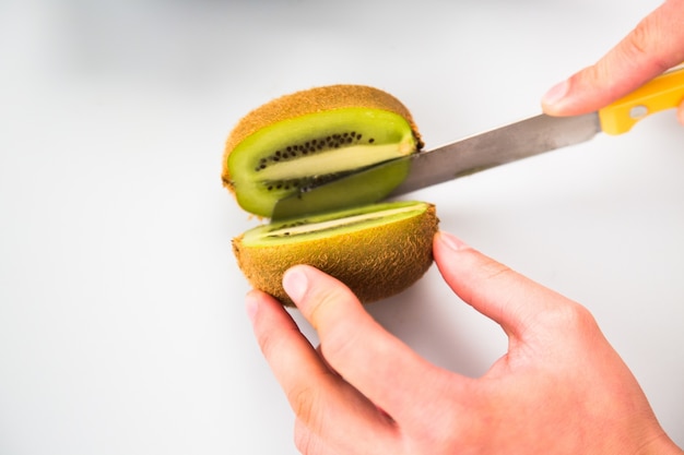 Kiwis mit einem Messer schneiden