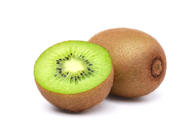 Kiwis mit halbiert auf weißem Hintergrund.