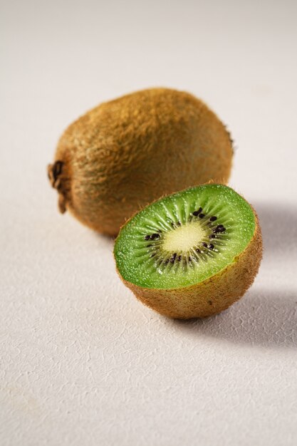 Kiwis a la mitad en rodajas