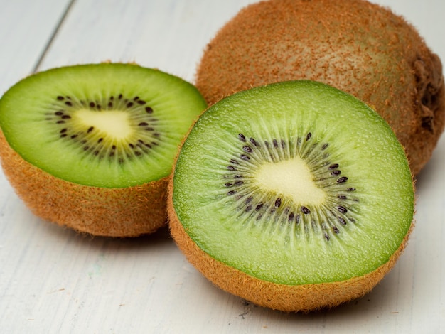 kiwis na mesa branca