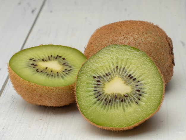 kiwis na mesa branca