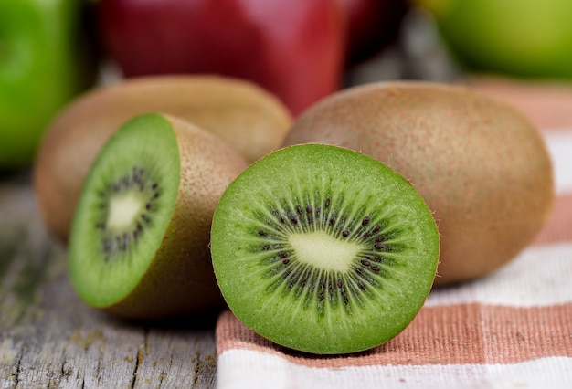 Kiwis na velha de madeira