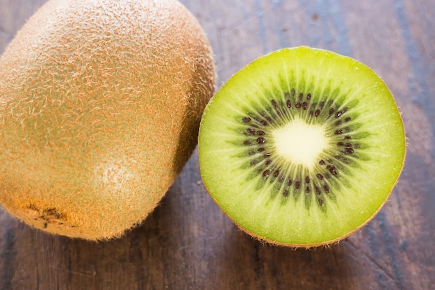 Kiwis no fundo de madeira marrom